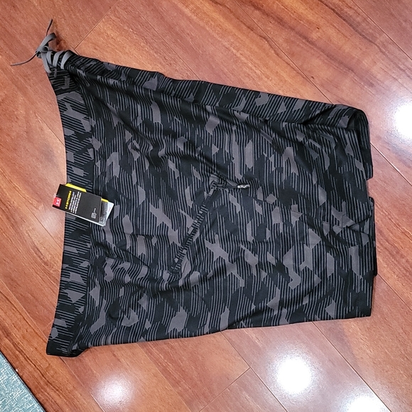 NWT Men's size 42 Under Armour board shorts
